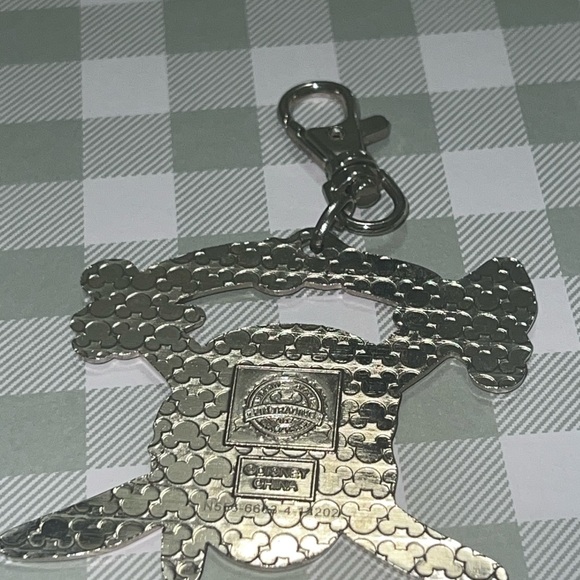 Disney Pirates of the Caribbean Skull Keychain - Picture 5 of 7